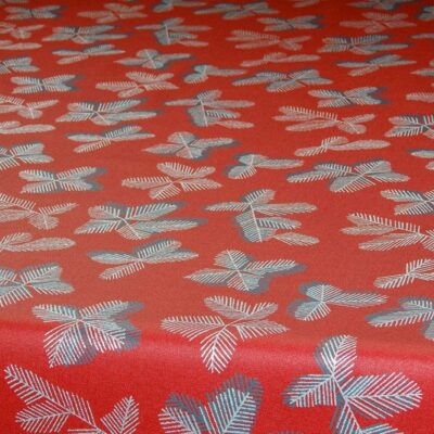 Rød tekstildug med gran grene