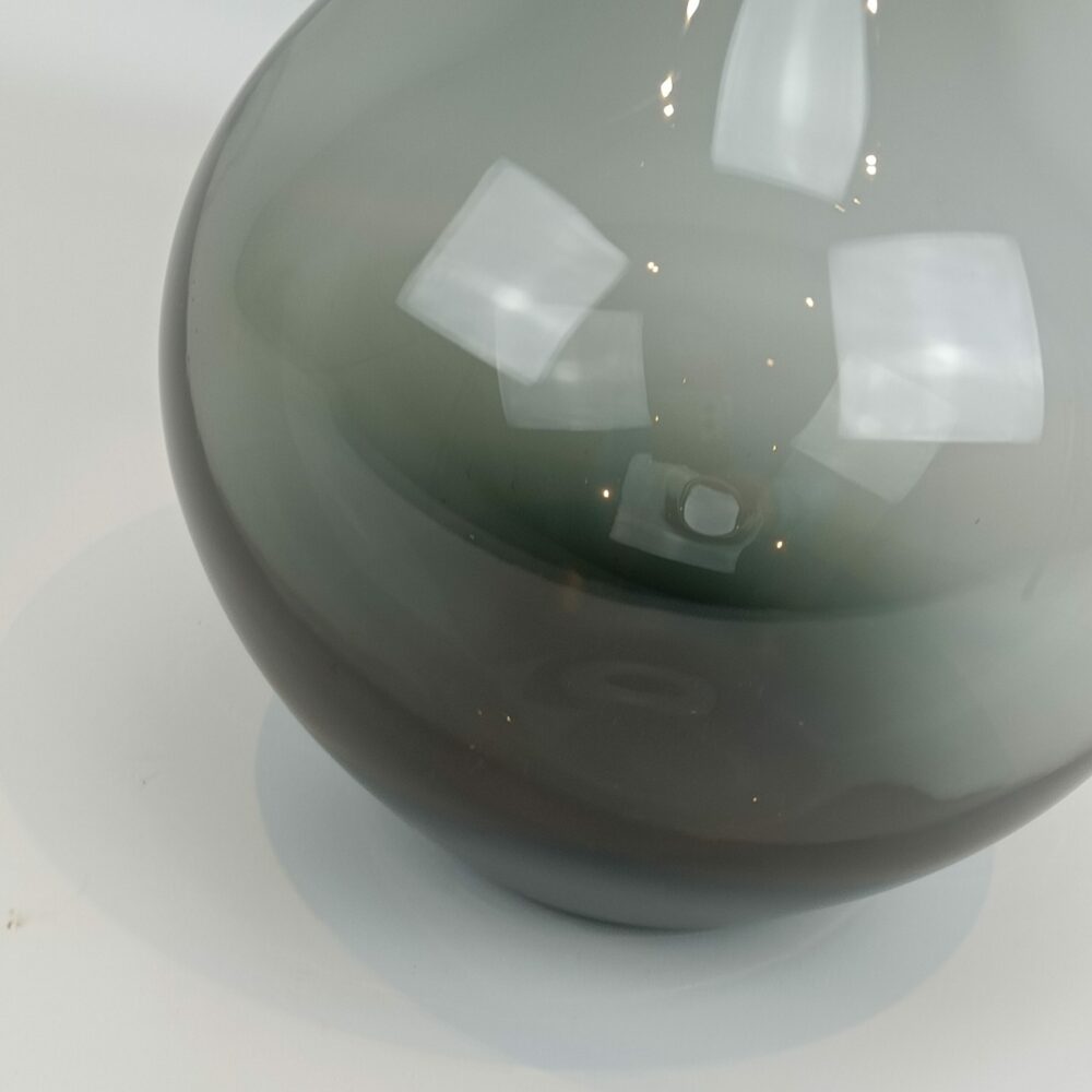 Grå røgfarvet glas vase 20 cm b