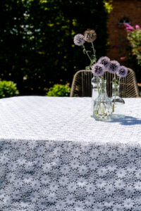 Hvid blomster blondedug i plast